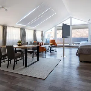 https://kaiser-max-suite-at-the-golden-roof.soldenhotels.net